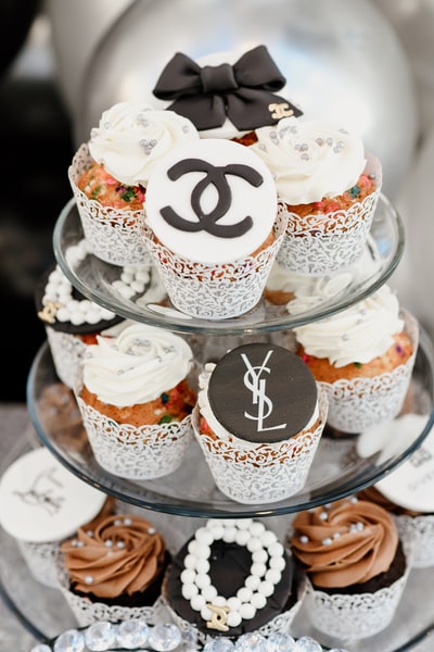 Transparent glass tray of white and brown cupcakes
